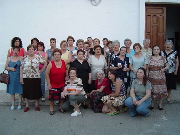 Grupos de Mujeres en la Puerta de la Asociaci+¦n-Arroyo del OJanco